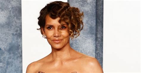 halle berry breast|Halle Berry Posed Topless with Tattoos in Mirror。